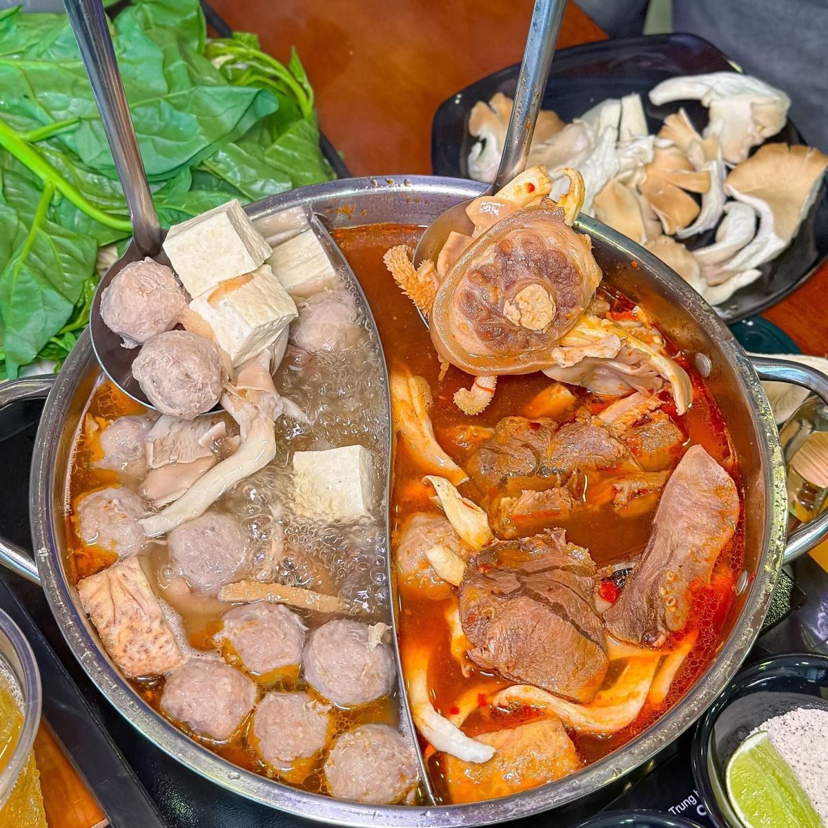 Chi tiết nồi lẩu bò full topping tại quán Lẩu 12ab Quận 1