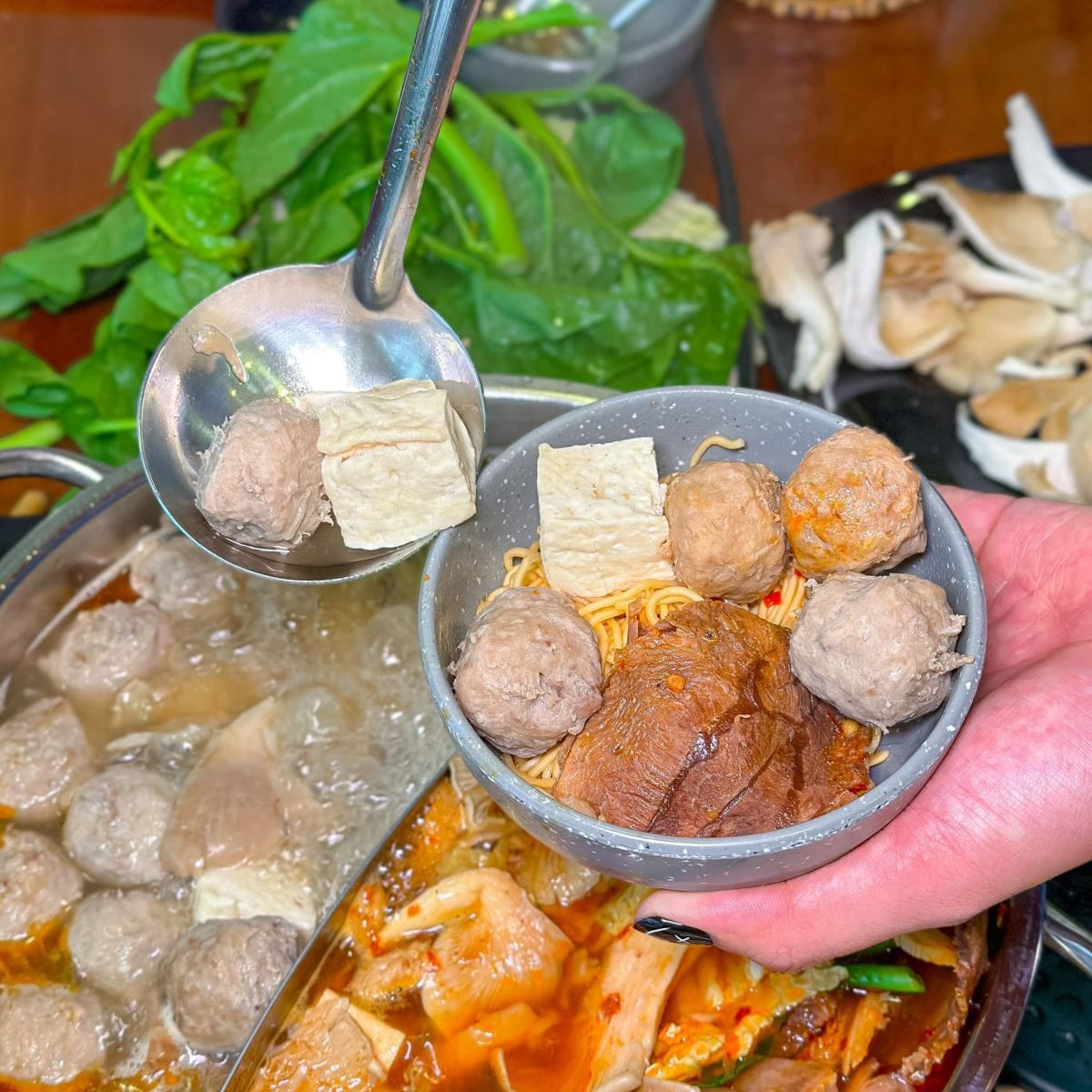 Nồi lẩu bò đầy đặn tại quán ăn máy lạnh Sài Gòn Lẩu 12ab