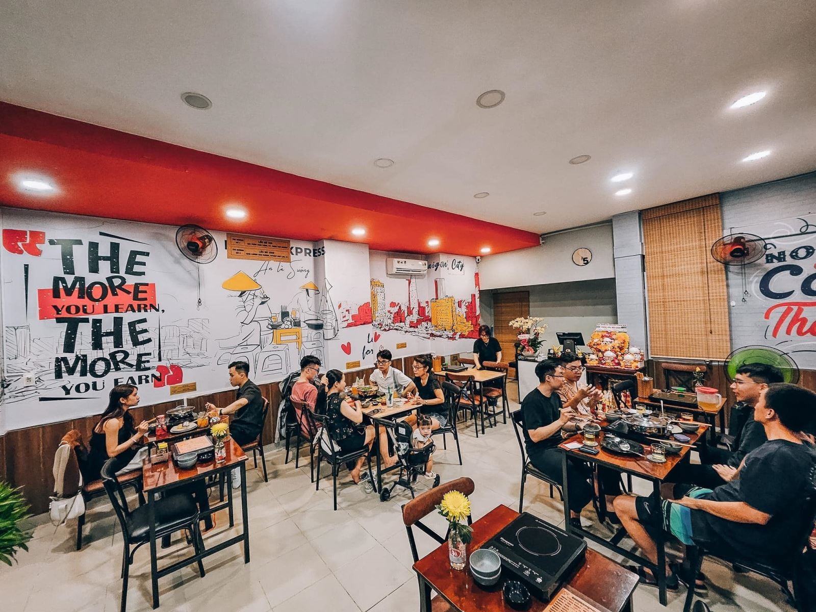 Không gian thoáng đãng và có máy lạnh tại quán Lẩu Bò 12ab