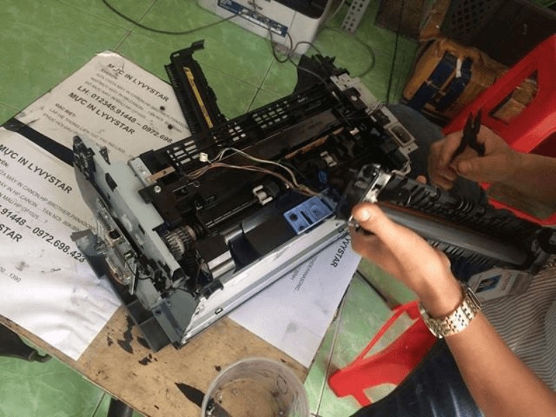 Vệ sinh định kỳ là biện pháp phòng ngừa hiệu quả giúp máy in Canon 2900 hoạt động ổn định