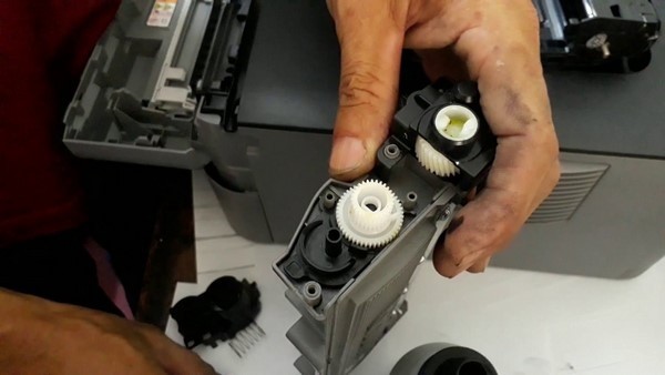 Kiểm tra lượng mực trong hộp mực máy in Brother 2321D