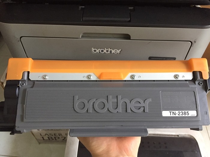 Máy in Brother HL-L2321D đang hoạt động