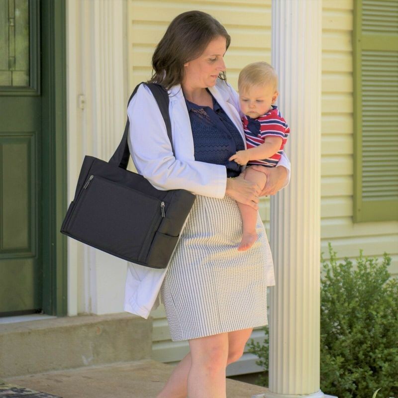 Mẹ sử dụng máy hút sữa đôi Medela Pump In Style Advanced