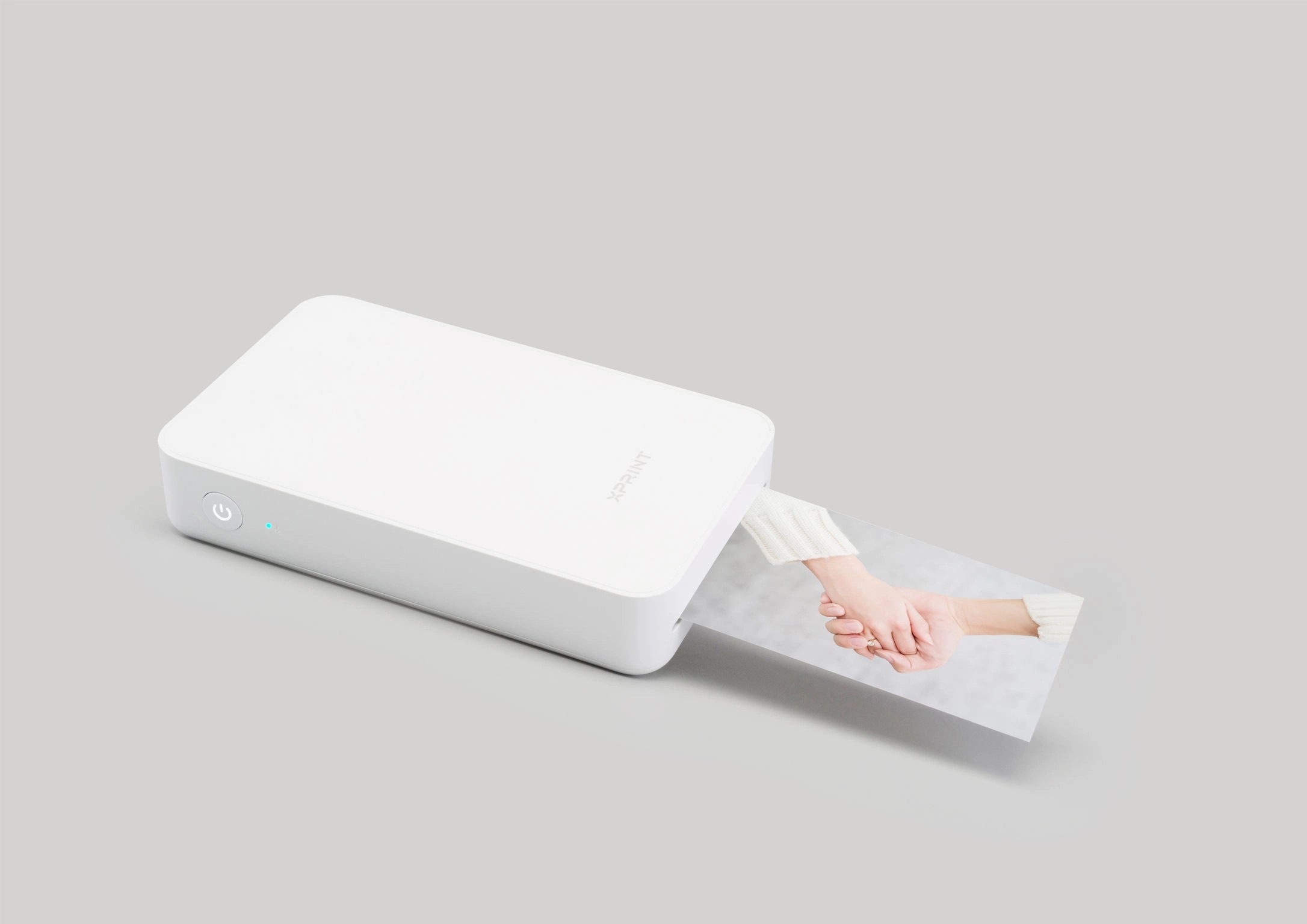 Cạnh bên của máy in ảnh mini Xiaomi XPRINT DMP 100 hiển thị cổng sạc và khe thoát ảnh