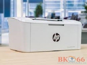 Máy in HP M15A nhỏ gọn đặt trên bàn làm việc