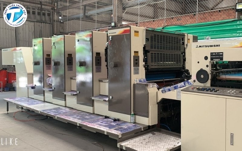 Hình ảnh một chiếc máy in offset 4 màu hiện đại đang hoạt động