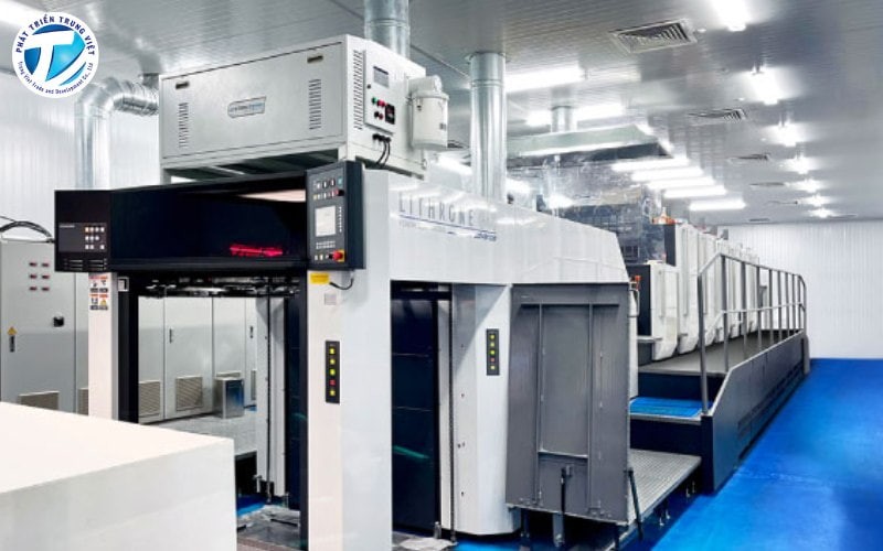 Hình ảnh một chiếc máy in offset Komori Lithrone G40 đang hoạt động