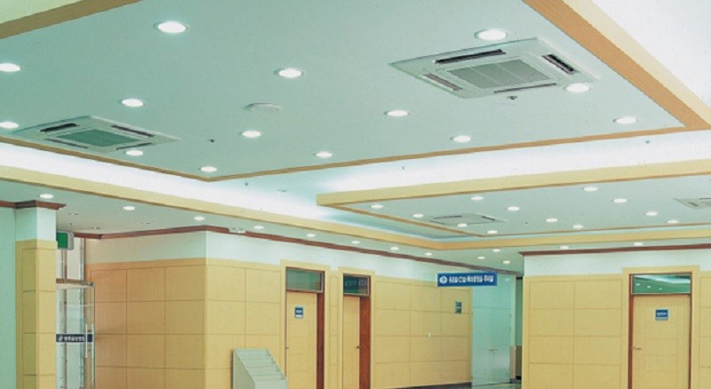 Thiết kế mặt nạ vuông hiện đại của máy lạnh âm trần.