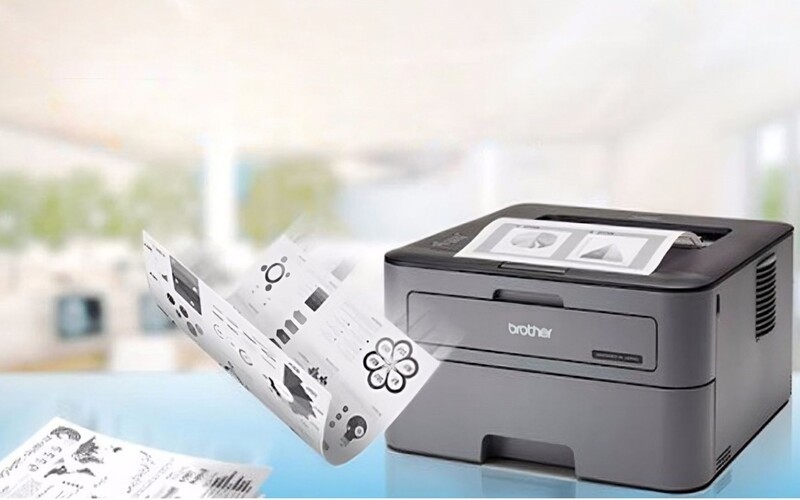 Mở nắp máy in Brother HL L2321D để kiểm tra