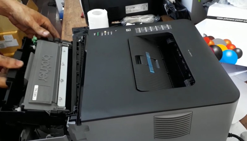 Màn hình máy in Brother hiển thị lỗi Replace Toner
