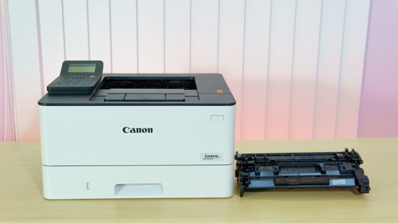 Máy in Canon LBP233DW trên bàn làm việc