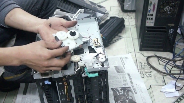 Kiểm tra các bánh răng và khay bộ phận đảo mặt trên máy in Canon 6230
