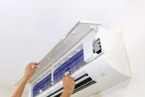 Vệ sinh tấm lọc điều hòa Casper tiết kiệm điện