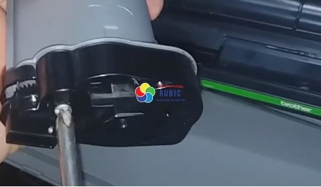 Cận cảnh nắp hộp mực phần bánh răng cần mở để reset mực máy in Brother B2000D.