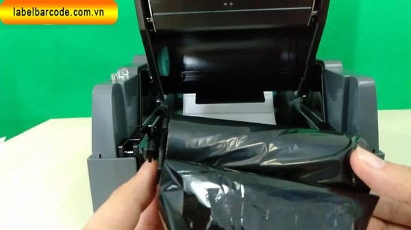 Lắp cuộn mực in vào vị trí trong máy