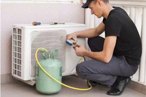 Thợ đang kiểm tra cục nóng khi thực hiện bơm gas vệ sinh máy lạnh