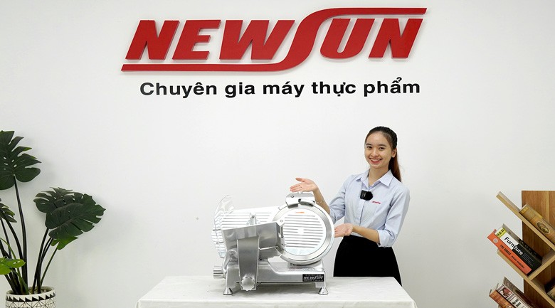 Nhân viên vận hành máy cắt thịt bò đông lạnh