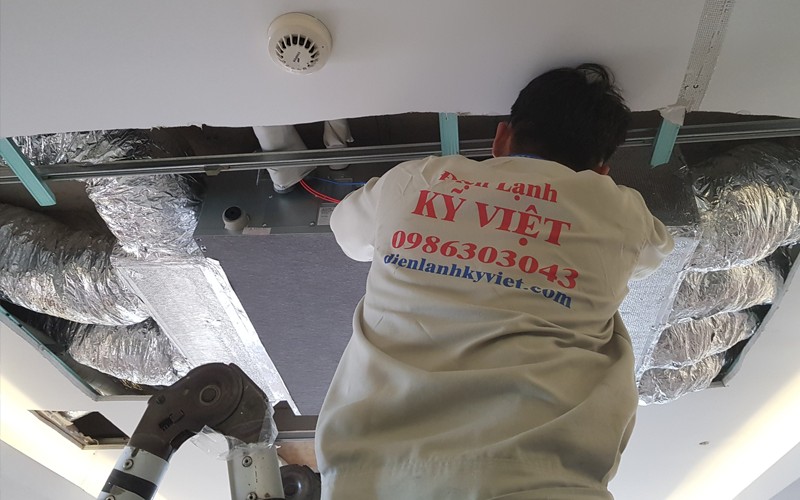 Kỹ thuật viên kiểm tra cục nóng máy lạnh trong quá trình lắp đặt