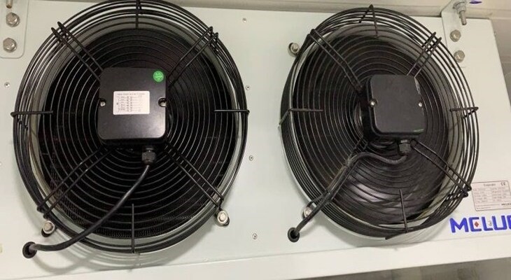 máy lạnh reetech báo lỗi E4 hiển thị trên màn hình điều khiển dàn lạnh