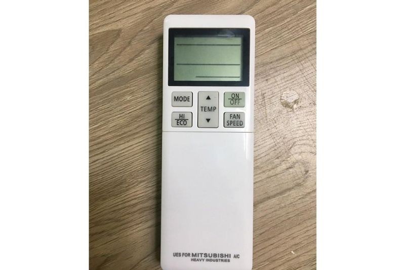 Remote máy lạnh Mitsubishi đang hiển thị trạng thái bị khóa