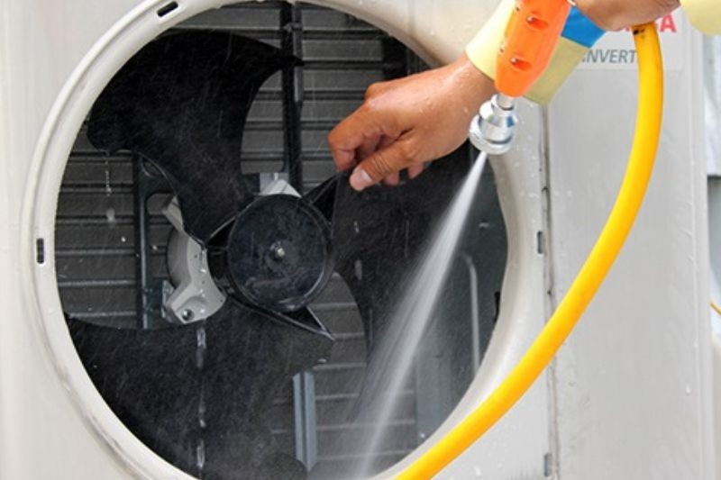 Vệ sinh làm sạch dàn nóng máy lạnh ngoài trời