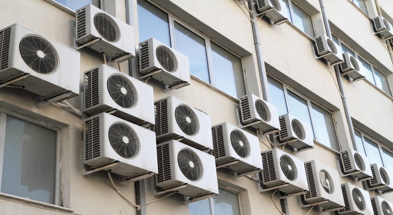 Nhiều cục nóng điều hoà lắp đặt quá sát nhau ảnh hưởng tản nhiệt