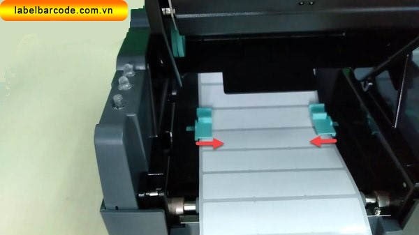 Đảm bảo giấy in thẳng hàng và vượt qua kẹp giữ