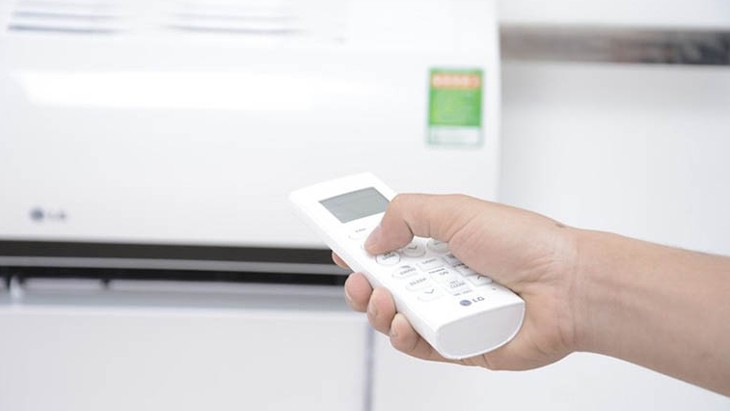 Thao tác bật/tắt máy lạnh bằng điều khiển cầm tay