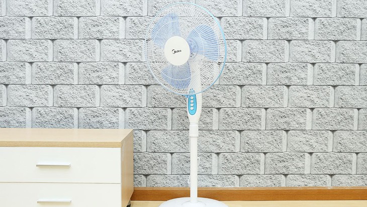 Kết hợp quạt đứng trong phòng đang sử dụng máy lạnh