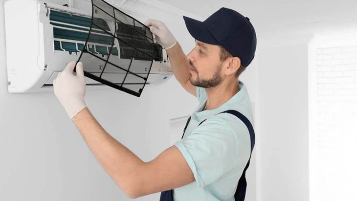 Vệ sinh lưới lọc bụi của dàn lạnh máy điều hòa