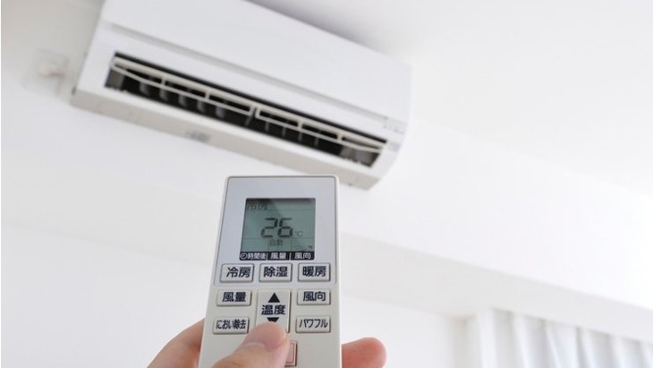 Người đang ngủ thoải mái trong phòng có nhiệt độ máy lạnh ổn định ban đêm