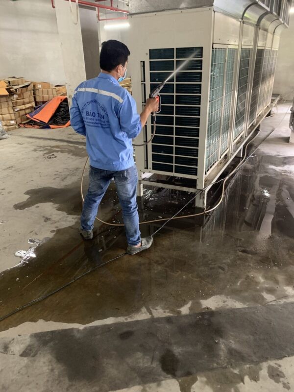 Kỹ thuật viên sửa máy lạnh công nghiệp tại Bình Dương kiểm tra hệ thống