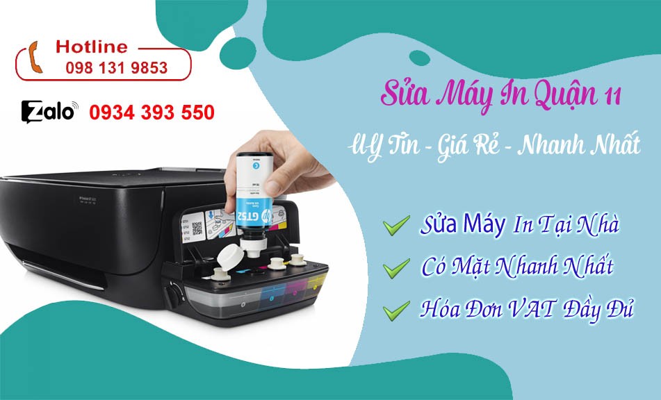 Kỹ thuật viên đang sửa máy in tại nhà quận 11