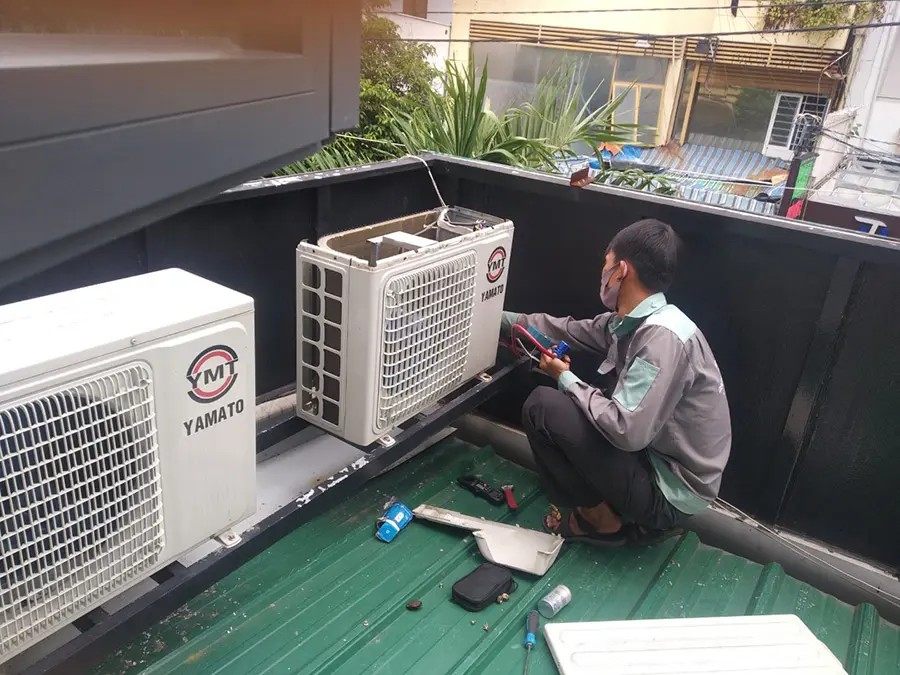 Thợ sửa máy lạnh đang làm việc.
