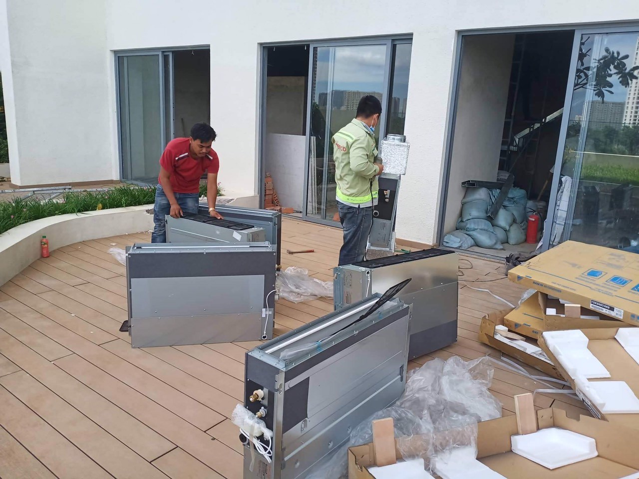 Thợ sửa máy lạnh kiểm tra dàn nóng tại Thủ Dầu Một