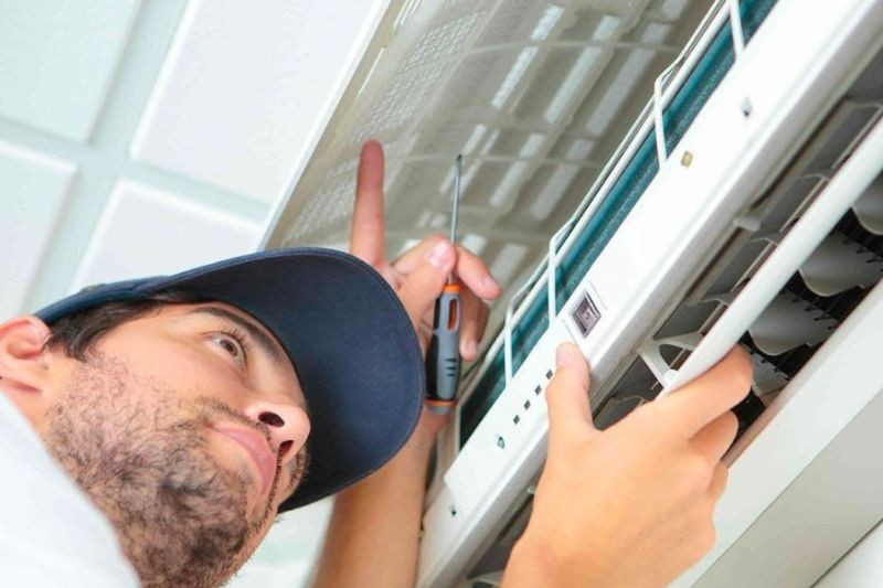 Tháo vỏ dàn lạnh máy điều hòa để tiếp cận bộ phận bên trong