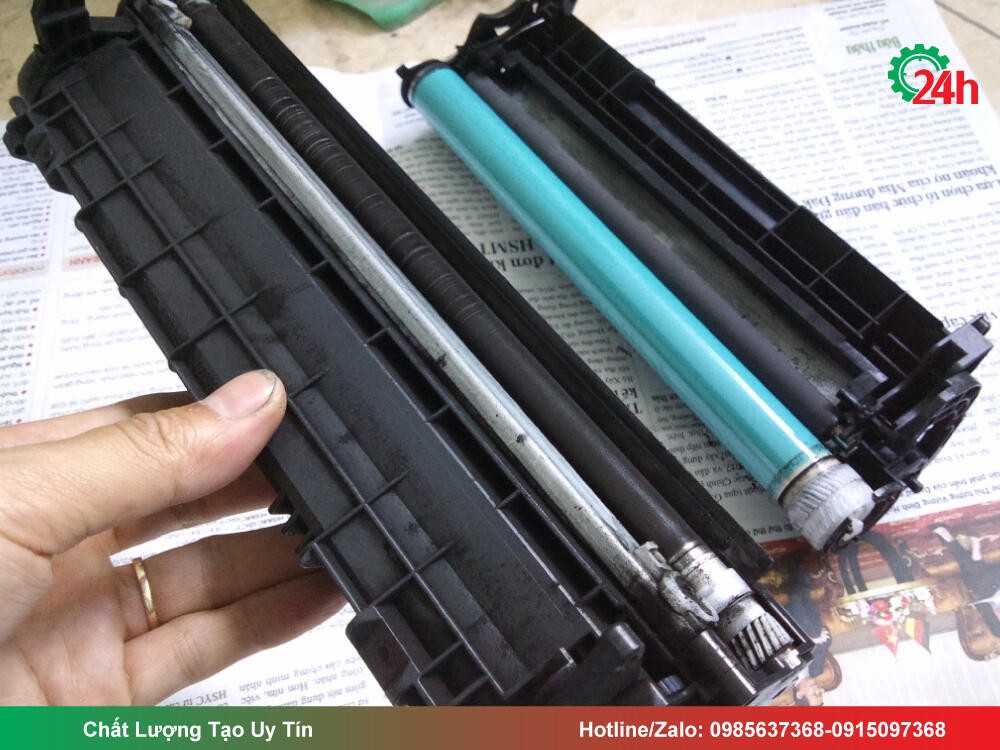 Kỹ thuật viên thực hiện thay hộp mực máy in Canon 6030w khắc phục in mờ