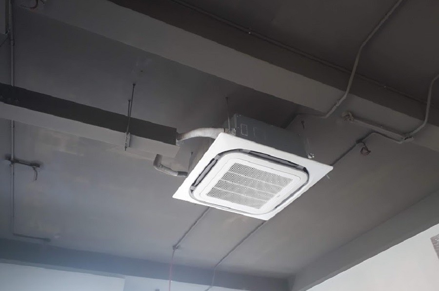 Thợ điện lạnh đang thi công lắp đặt ống đồng máy lạnh chuyên nghiệp