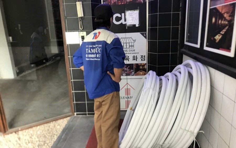 Đường ống đồng máy lạnh đi nổi bên ngoài nhà