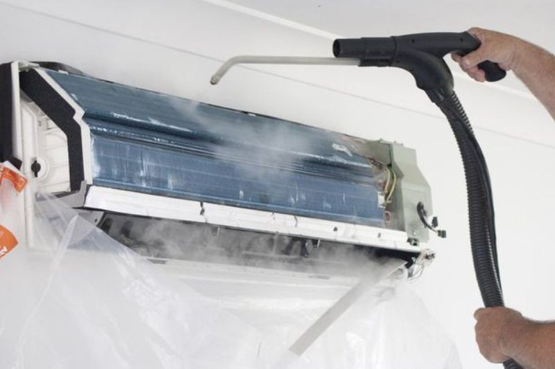 Vệ sinh máy lạnh LG định kỳ giúp duy trì hiệu quả làm lạnh và tiết kiệm điện năng