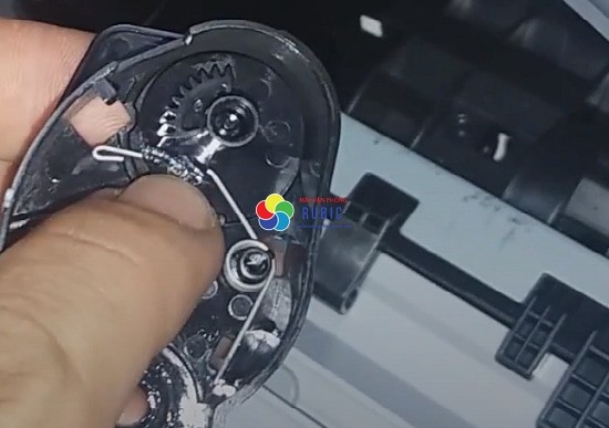 Vị trí sai của bánh răng reset mực máy in Brother B2000D trước khi thực hiện reset.