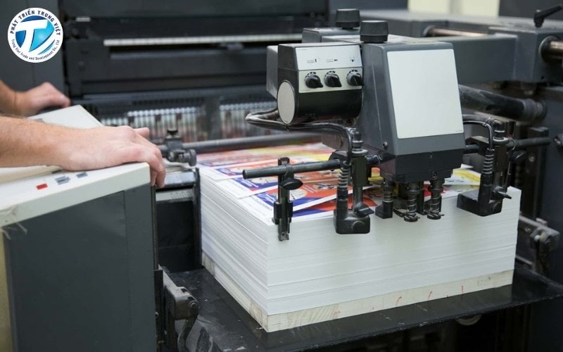 Hình ảnh cận cảnh lô cao su và bản kẽm trên máy in offset đang hoạt động