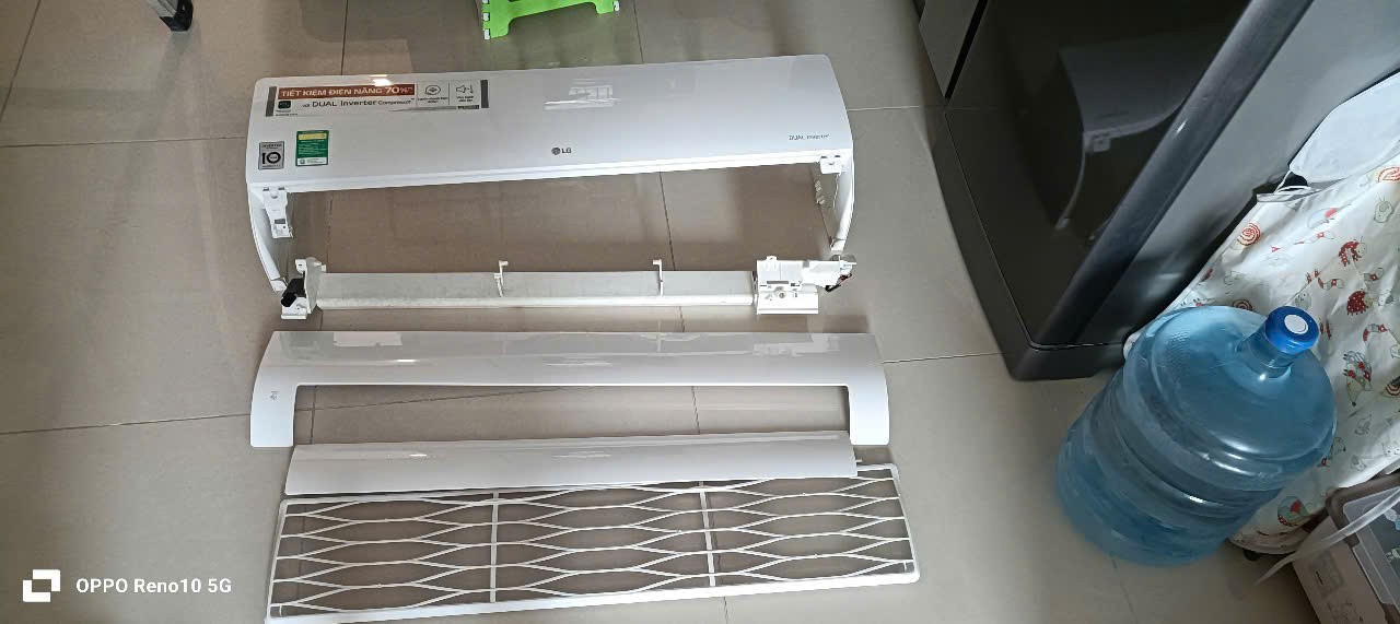 Hình ảnh kỹ thuật viên đang lắp đặt máy lạnh cũ tại một căn nhà ở TPHCM, minh họa dịch vụ lắp đặt máy lạnh cũ TPHCM chuyên nghiệp.