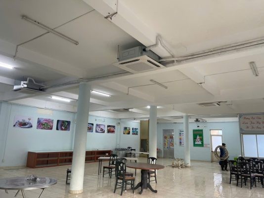 Kỹ thuật viên lắp đặt dàn nóng máy lạnh âm trần LG