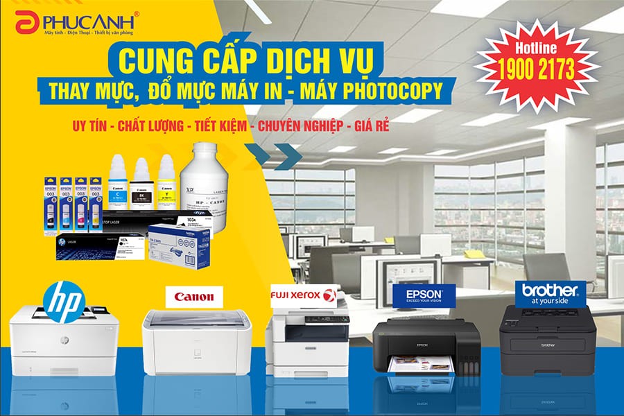 Kỹ thuật viên đang thực hiện đổ mực vào hộp mực máy in