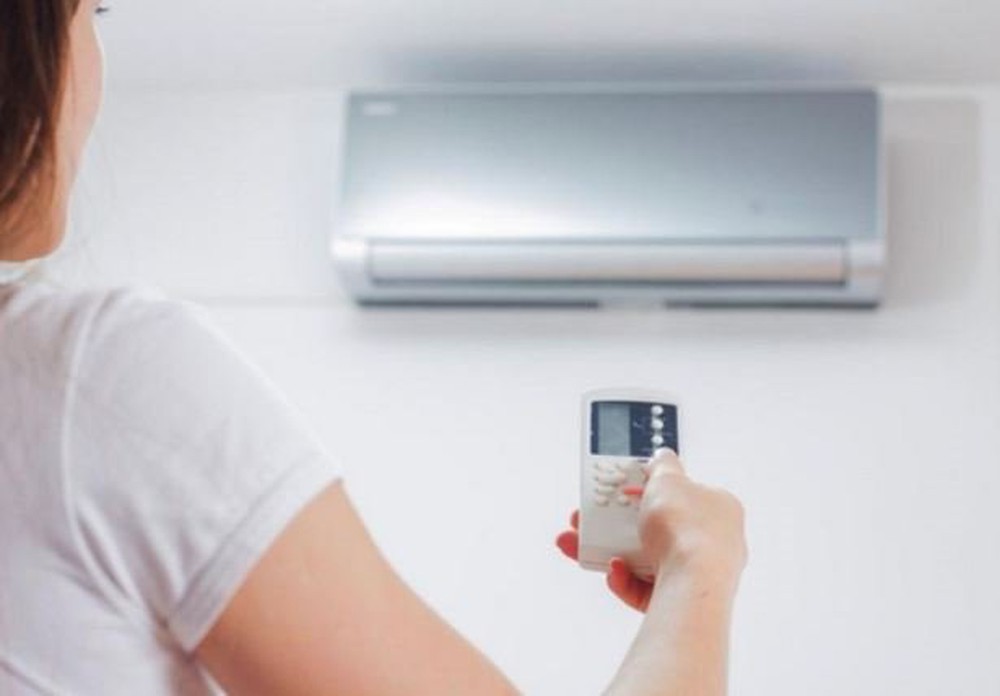 alt: Hẹn giờ tắt máy lạnh giúp tiết kiệm điện khi ngủ ban đêm