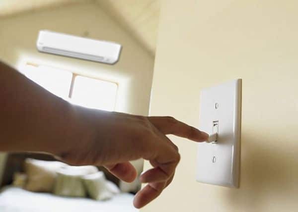 alt: Tránh bật tắt máy lạnh liên tục để tiết kiệm điện năng và tăng tuổi thọ máy