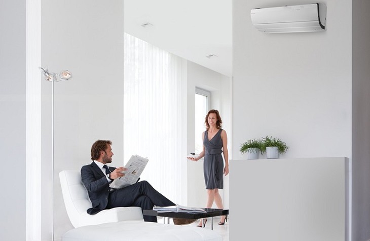 alt: Sắp xếp đồ đạc hợp lý để không chắn cửa gió máy lạnh giúp tiết kiệm điện