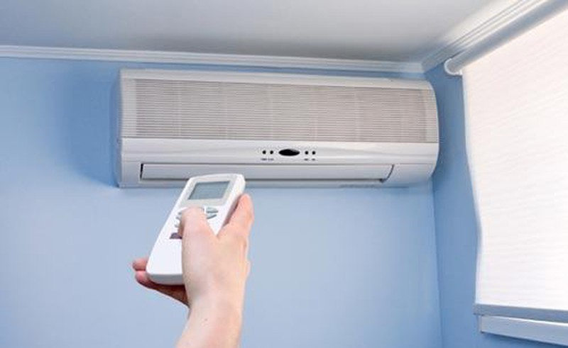 alt: Điều chỉnh nhiệt độ phòng hợp lý giúp tiết kiệm điện máy lạnh hiệu quả