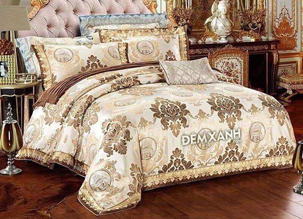 Chăn ga gối màu vàng tươi sáng làm bừng sáng phòng ngủ nhỏ